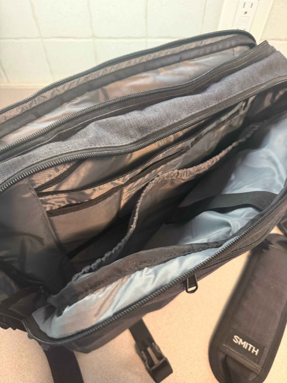 SMITH Messenger Bag / Shoulder Bag – Great Condition – Tons of Storage - Picture 3 of 4